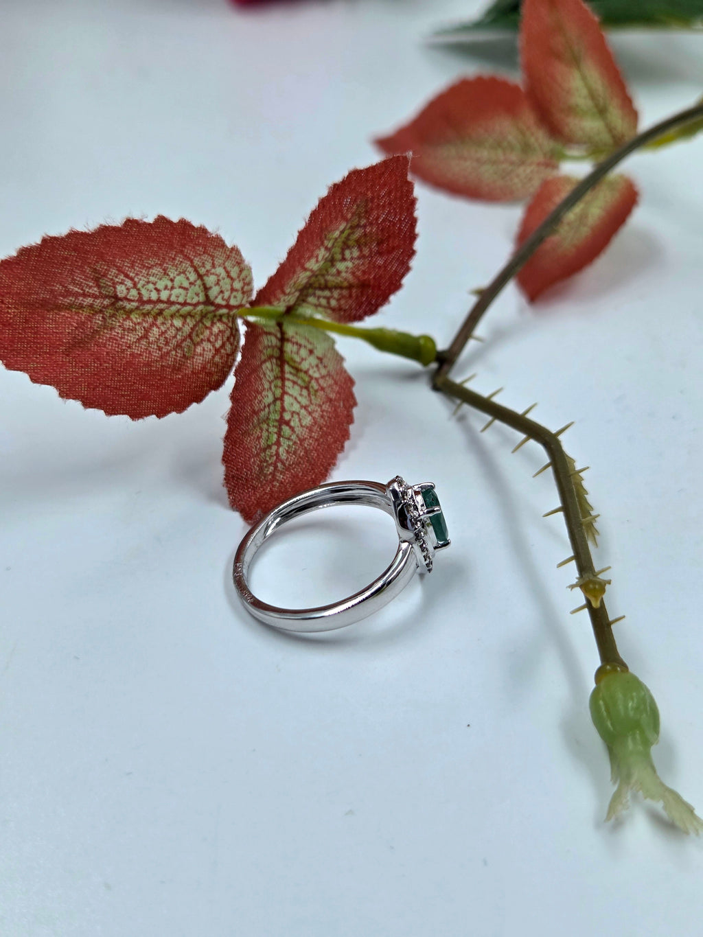 Natural Emerald & Natural Diamond Ring – Sterling Silver. (Ovo Shape)